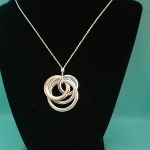 Interlocking circle pendant necklace